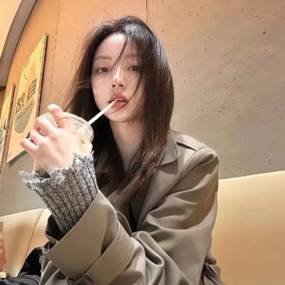 随盲柳入眠的女人